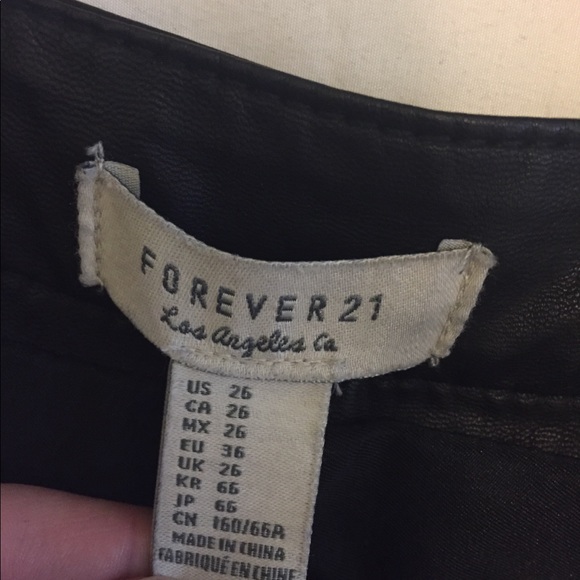 Shorts with straps - Picture 2 of 3